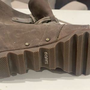 sorel hiking boots